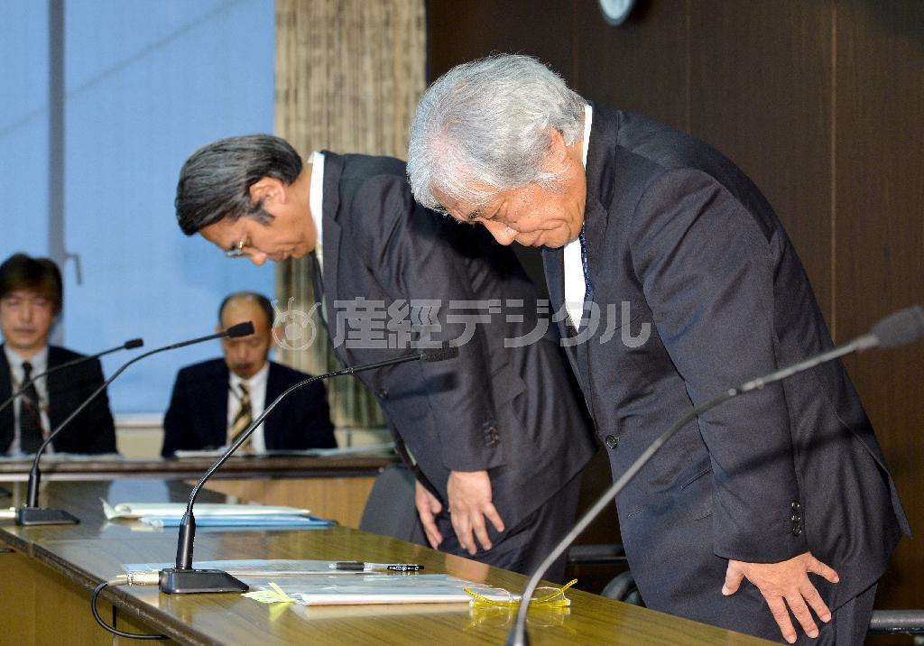 会見で頭を下げる堂元光（どうもと・ひかる）副会長（手前）ら＝２０１５年４月２８日午後、東京都渋谷区のＮＨＫ放送センター（栗橋隆悦撮影）