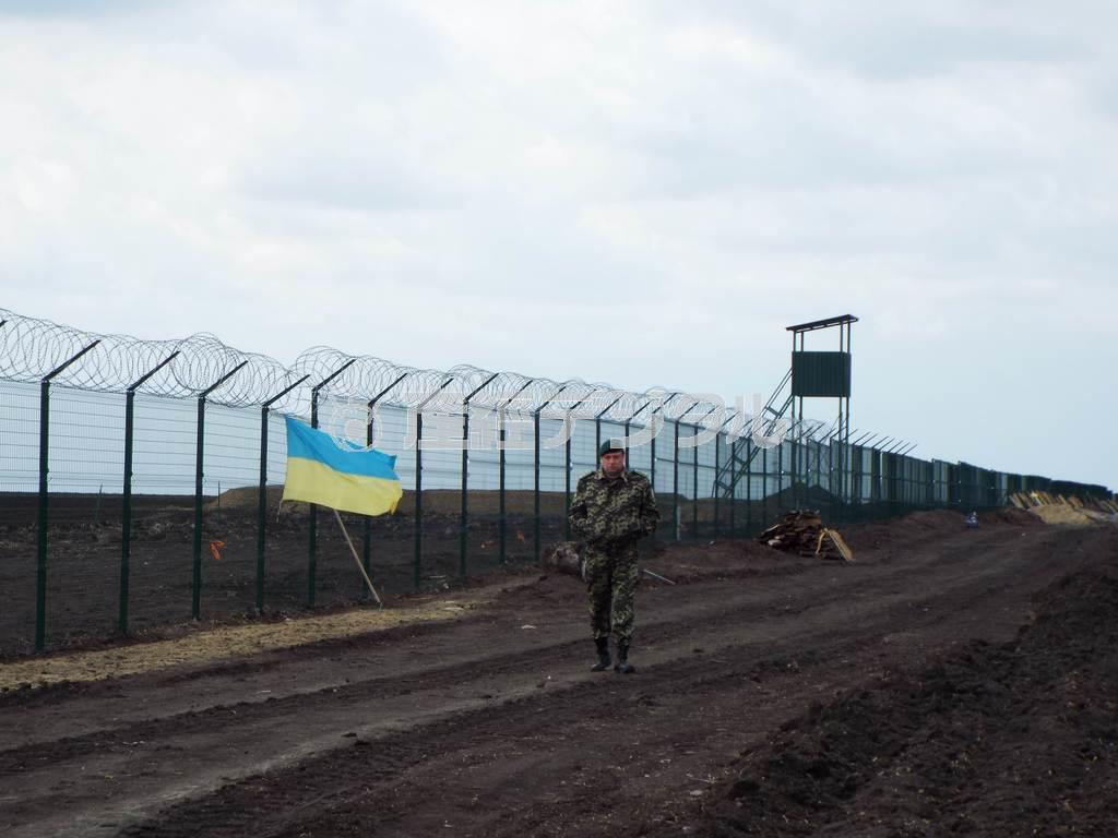 ウクライナ東部ハリコフ郊外の対ロシア国境で建設が進められている対戦車壕の「欧州の堡塁（ほうるい）」＝２０１５年４月１８日（遠藤良介撮影）