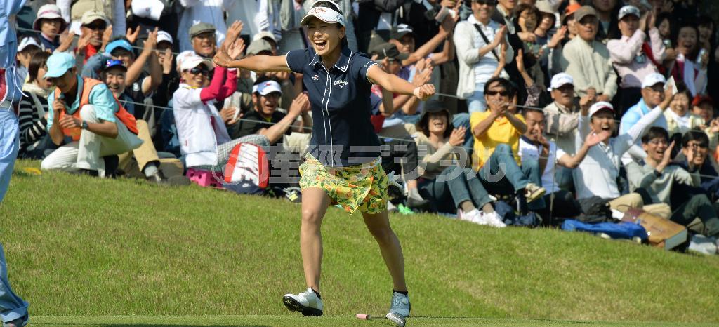 最終日の１８番で劇的なウイニングバーディーパットを決め、キャディーの胸に駆け込む藤田光里（ひかり）＝２０１５年４月２６日、静岡県伊東市・川奈ホテルゴルフコース富士コース（戸加里真司撮影）