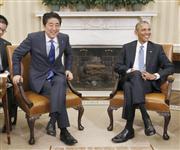 ホワイトハウスでの会談に臨む安倍首相とオバマ米大統領＝２８日、ワシントン（共同）