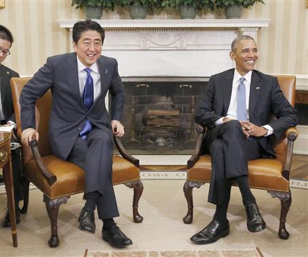 ホワイトハウスでの会談に臨む安倍首相とオバマ米大統領＝２８日、ワシントン（共同）