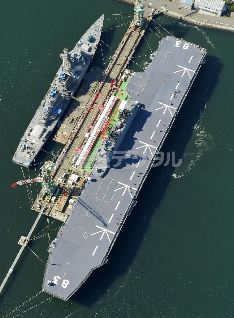 就役する海上自衛隊最大の艦艇、ヘリコプター搭載型護衛艦「いずも」＝３月２５日午前、横浜市磯子区