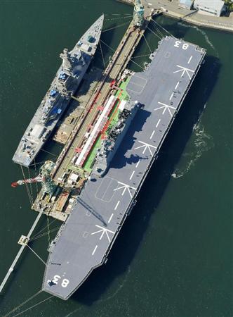 就役する海上自衛隊最大の艦艇、ヘリコプター搭載型護衛艦「いずも」＝３月２５日午前、横浜市磯子区