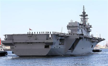 海上自衛隊の最大艦となるヘリコプター搭載型護衛艦「いずも」が就役し横須賀に向けて出港した＝３月２５日午後、神奈川県横浜市（小野淳一撮影）