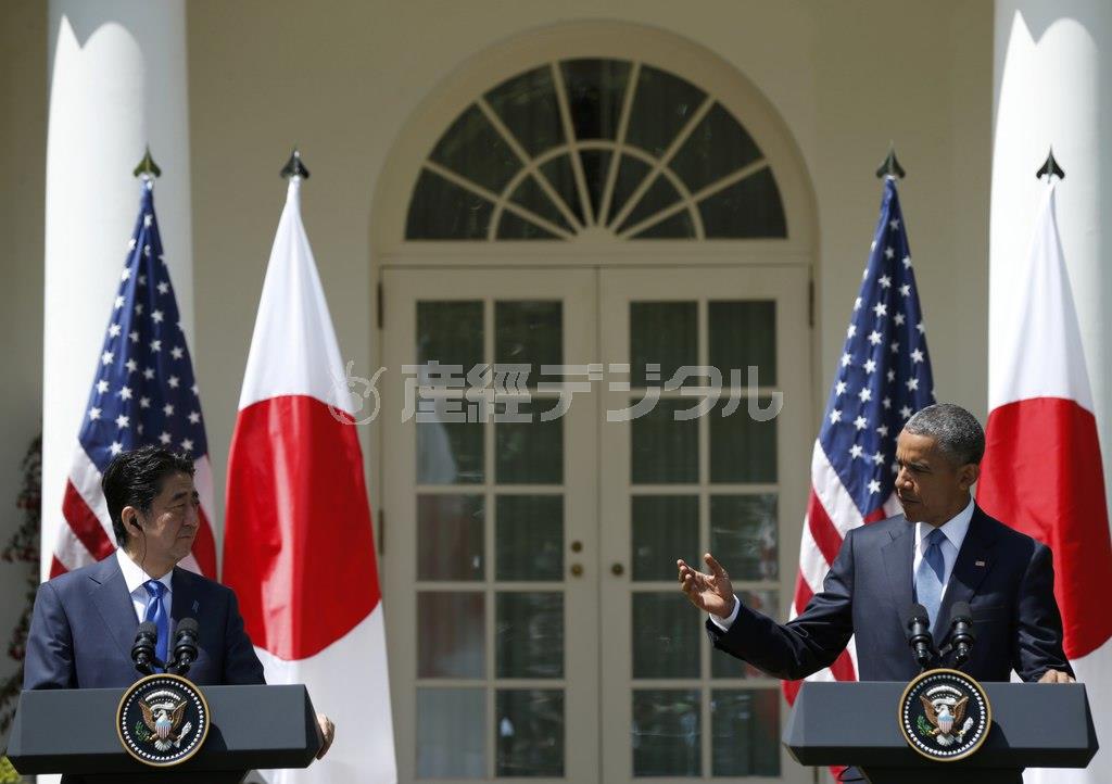 ホワイトハウスで、バラク・オバマ米大統領（右）との共同記者会見にのぞむ訪米中の安倍晋三（しんぞう）首相＝２０１５年４月２８日、米国・首都ワシントン（ロイター）