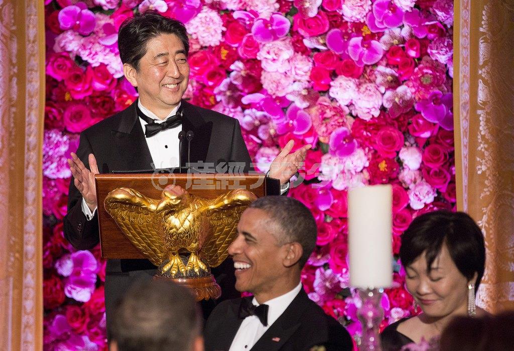 訪米中の安倍晋三（しんぞう）首相は４月２８日、首都ワシントンのホワイトハウスで開かれた公式夕食会で、冗談を交えたスピーチで、昭恵夫人（右）、バラク・オバマ米大統領（中央）らの笑いを誘った＝２０１５年（ロイター）