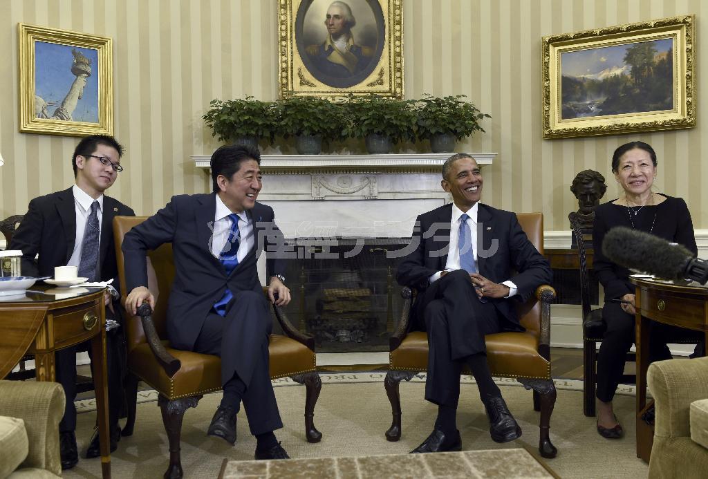 訪米中の安倍晋三（しんぞう）首相（左から２人目）とバラク・オバマ米大統領（右から２人目）の日米首脳会談では、協調ムードを演出＝２０１５年４月２８日、米国・首都ワシントン（ＡＰ）