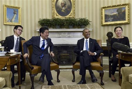 訪米中の安倍晋三（しんぞう）首相（左から２人目）とバラク・オバマ米大統領（右から２人目）の日米首脳会談では、協調ムードを演出＝２０１５年４月２８日、米国・首都ワシントン（ＡＰ）