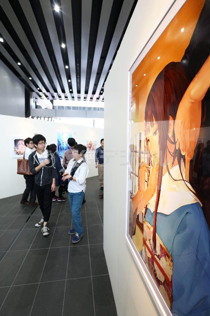 「絵師（えし）１００人展０５」の模様＝２０１５年４月２９日、東京都千代田区のアキバ・スクエア（蔵賢斗撮影）