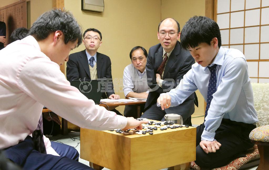 【囲碁十段戦五番勝負第５局】高尾紳路（しんじ）十段（左）との対局を振り返る伊田篤史八段（右）＝２０１５年４月２２日午後、東京都千代田区の日本棋院（蔵賢斗撮影）