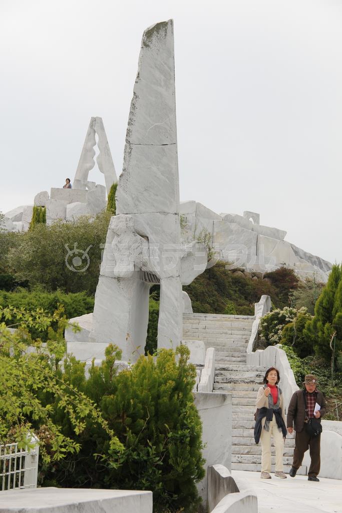 中央にある白い塔の真ん中から、まるで猫が体半分を突き出しているような彫刻＝２０１５年４月９日、広島県尾道市の生口島にある耕三寺「未来心の丘」（田中幸美撮影）