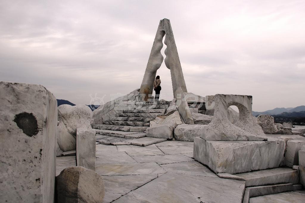 未来心の丘の中心にそびえ立つ光明の塔。仏教護法の日天が放つ光（希望）を意味する＝２０１５年４月９日、広島県尾道市の生口島にある耕三寺「未来心の丘」（田中幸美撮影）