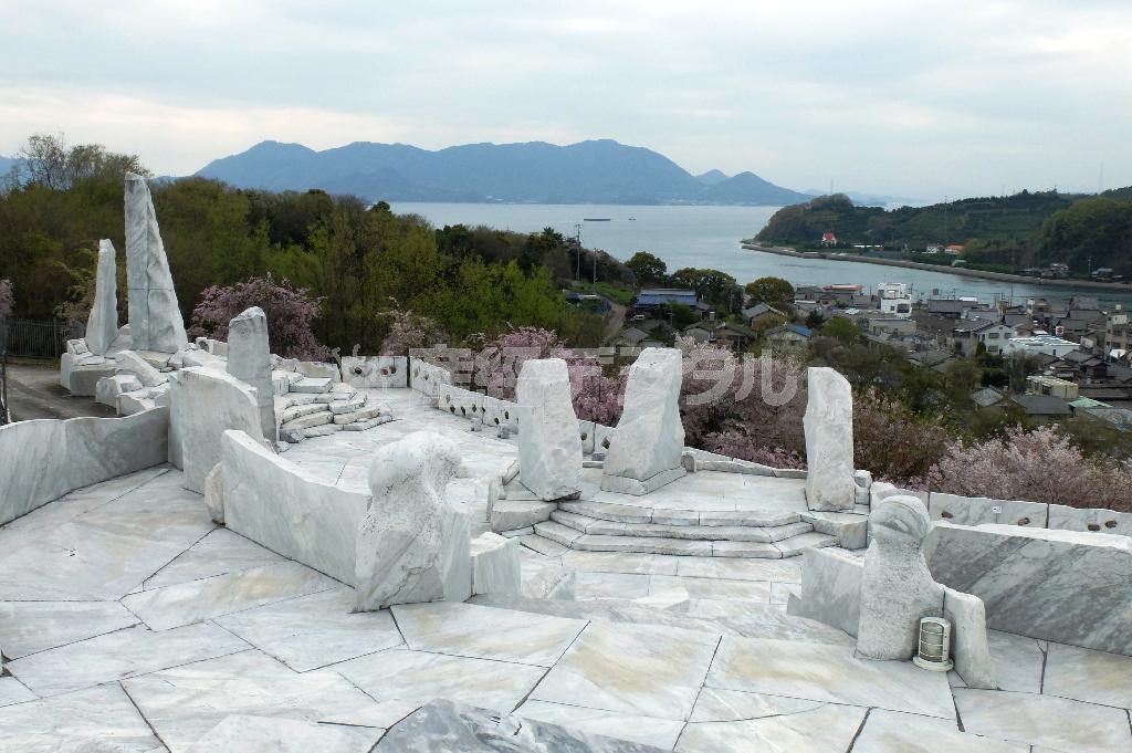 左端にそびえる２つの塔は「白獅子の塔」。右にある３つのオブジェが「亀玉の舞台」。瀬戸内海の島々が望める＝２０１５年４月９日、広島県尾道市の生口島にある耕三寺「未来心の丘」（田中幸美撮影）