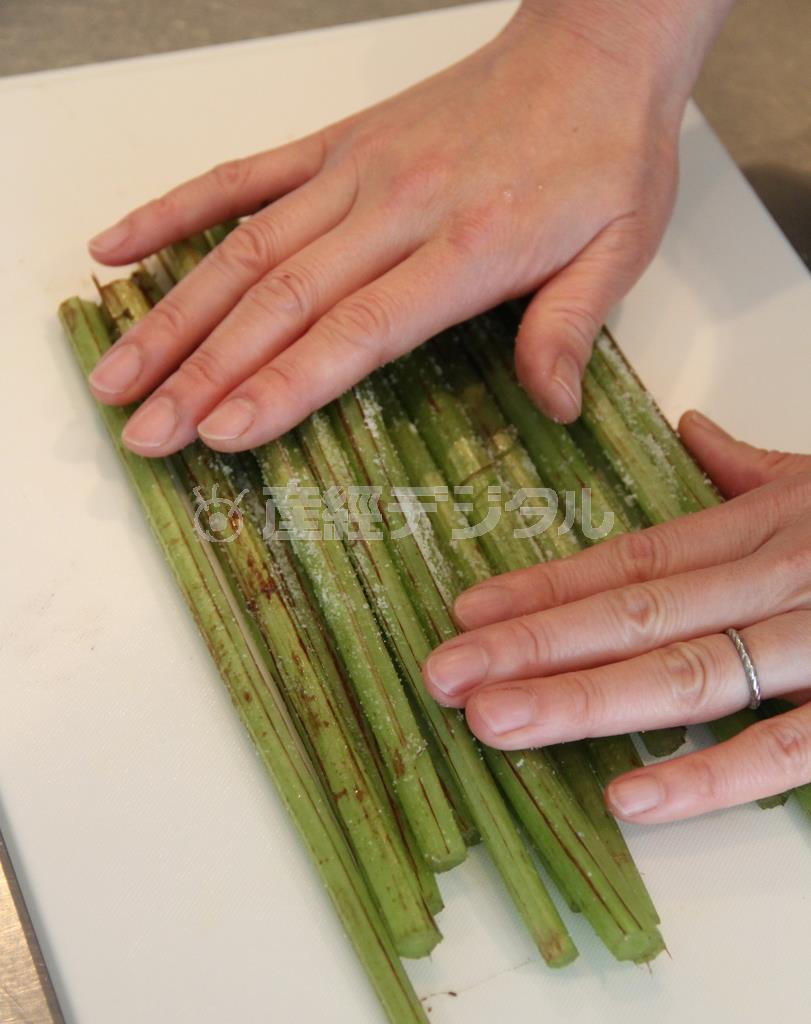 フキと牛肉、パプリカの中華炒め（作り方１）＿＿フキは鍋の直径に合わせて切り、洗って、塩（分量外）をまぶして板ずりする。沸騰した湯で硬めにゆで、水にとって冷ます。皮をむいて斜め３～４センチ長さに切る（田中幸美撮影）