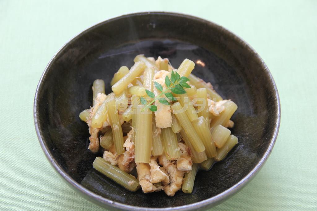フキと油揚げの煮物。※４４ｋｃａｌ、塩分０．８グラム（１人分）