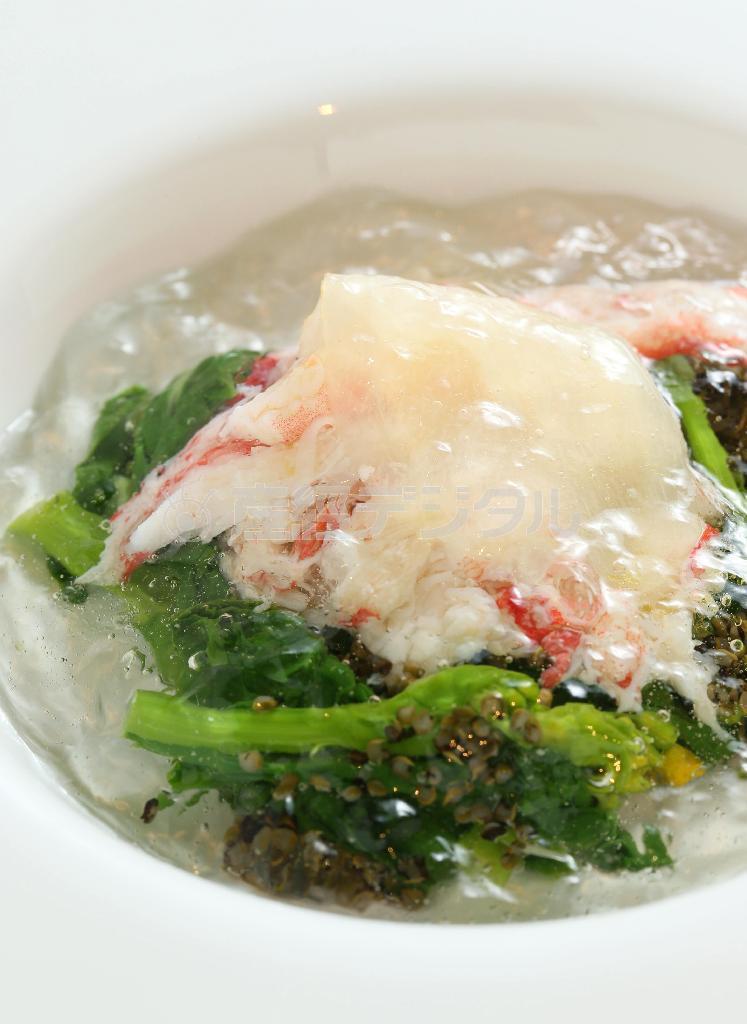 「ズワイガニと菜の花のインサラータ＿生姜風味＿白ワインジュレ」はカニの甘味と菜の花のほろ苦さ、新ショウガの甘酸っぱさが春の訪れを感じる＝２０１５年４月２０日、京都市中京区（志儀駒貴撮影）