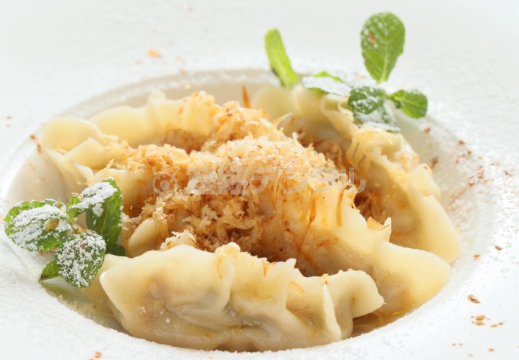 「チャルソンス」は甘いパスタ料理。中のあんはジャガイモのピュレにレーズン、リンゴ、リコッタチーズが入っている。シナモンや粉糖、薫製チーズが全体に振りかけられて、癖になる味わい＝２０１５年４月２０日、京都市中京区（志儀駒貴撮影）