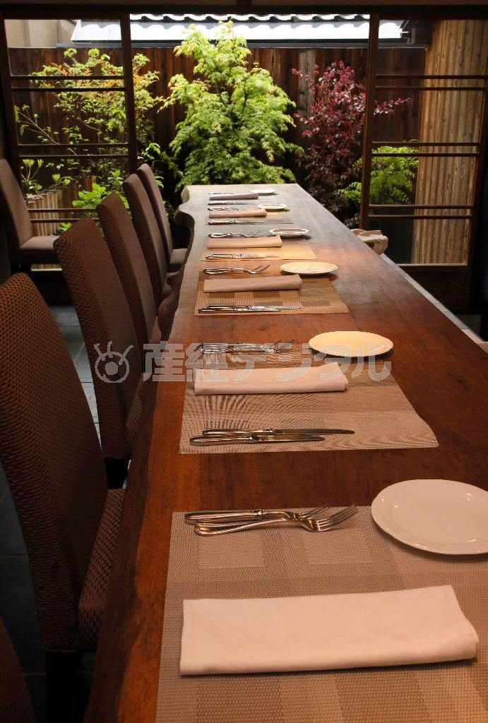 箱庭が眺められる１階のカウンター席＝２０１５年４月２０日、京都市中京区（志儀駒貴撮影）