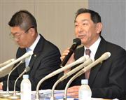 会見に臨む日本マクドナルドの下平篤雄副社長兼ＣＯＯ（右）＝３０日、東京都千代田区