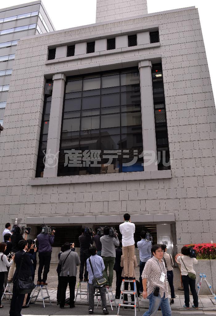 東京地検特捜部の家宅捜索が続く政治団体「日本歯科医師連盟」が入るビル＝２０１５年４月３０日、東京都千代田区九段北（栗橋隆悦撮影）