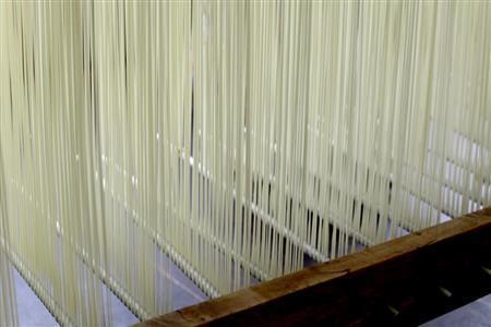 コシを増し、幾度も延ばされる半田素麺＝２０１５年３月１０日（提供写真）