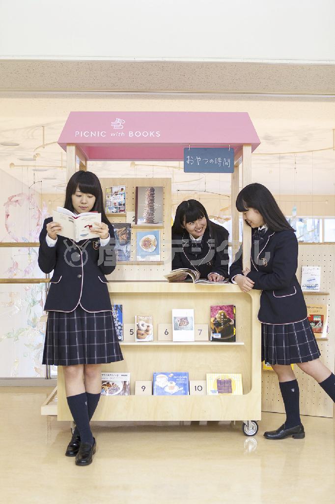 高木学園女子高等学校に作られた本棚。本に興味のない生徒達も巻き込もうというプロジェクトだ＝２０１５年４月７日（加藤麻希さん撮影、提供写真）