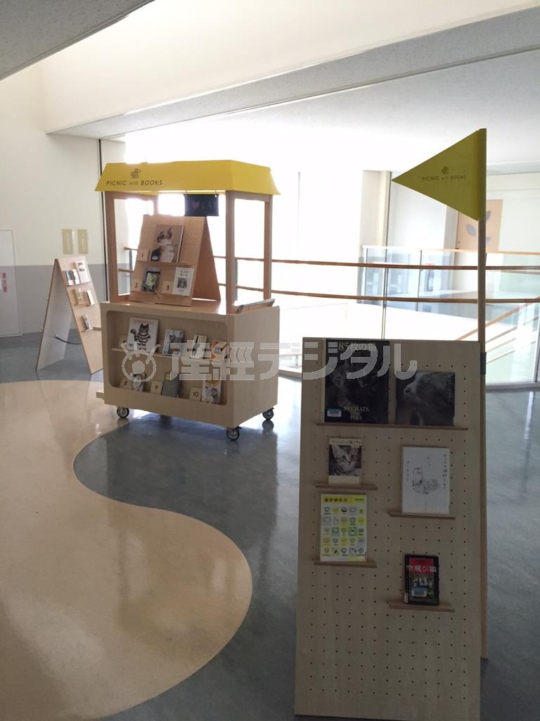 気軽に本と接してもらえるよう、かわいらしい移動屋台のような本棚を製作。コンセプトは「ｐｉｃｎｉｃ＿ｗｉｔｈ＿ｂｏｏｋｓ」＝２０１５年４月３日（提供写真）