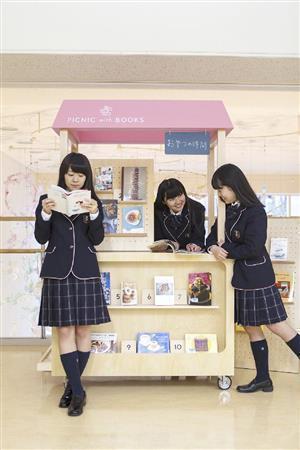 高木学園女子高等学校に作られた本棚。本に興味のない生徒達も巻き込もうというプロジェクトだ＝２０１５年４月７日（加藤麻希さん撮影、提供写真）