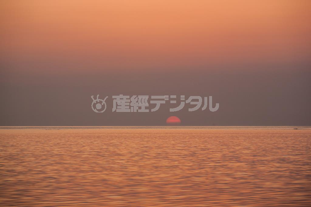 石垣島の北部、伊土奈からみた夕日。美しい海岸の周囲にはマングローブが広がる＝２０１１年４月１０日、沖縄県石垣市（永山真治さん撮影）