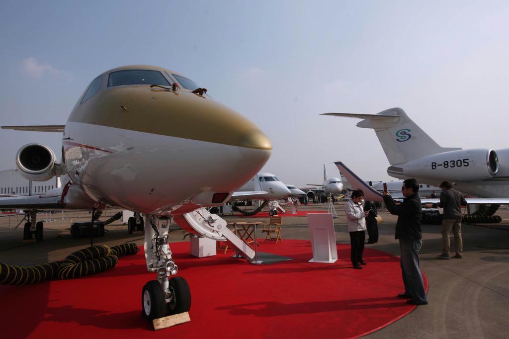 ２０１５年アジアビジネス航空会議・展示会（ＡＢＡＣＥ）で展示されたビジネスジェット。中国国内のビジネス機需要は安定成長の段階に入っている＝４月１４日、上海市の虹橋国際空港（中国新聞社）