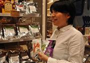 野菜パウダーが並ぶ製菓・製パン材料専門店「クオカショップ自由が丘本店」＝東京都目黒区
