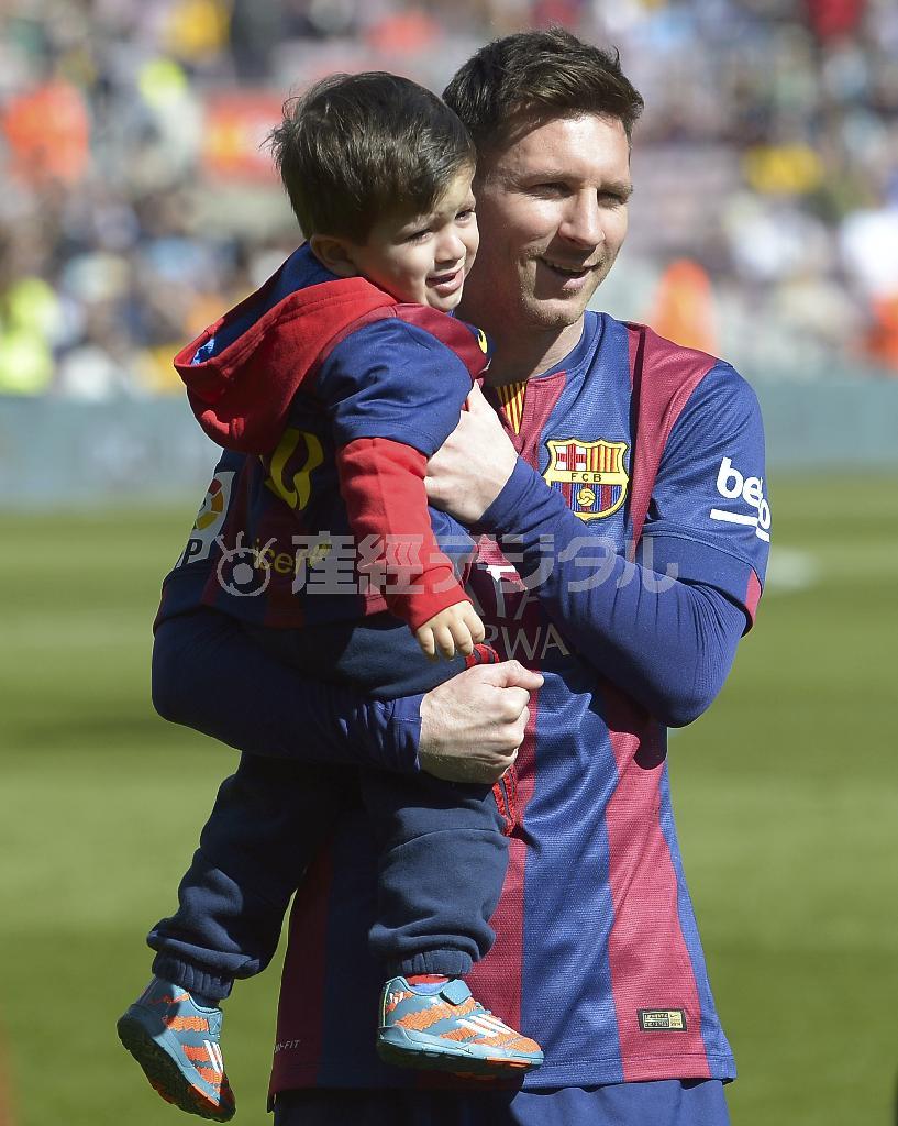サッカーのスペイン１部リーグ、バルセロナに所属するアルゼンチン代表のリオネル・メッシ選手（右）とチアゴ君＝２０１５年３月８日、スペイン・カタルーニャ自治州バルセロナ（ＡＰ）