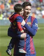 サッカーのスペイン１部リーグ、バルセロナに所属するアルゼンチン代表のリオネル・メッシ選手（右）とチアゴ君＝２０１５年３月８日、スペイン・カタルーニャ自治州バルセロナ（ＡＰ）