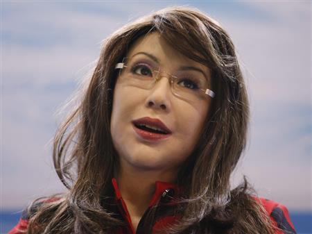 眼鏡をかけたインテリ風の美女のロボット「ヤンヤン」＝２０１５年４月２９日、中国・首都北京市（ロイター）