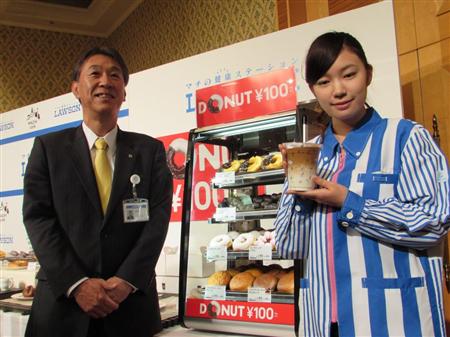 ローソンはコーヒーに合う１００円ドーナツの販売を発表した（４月１７日、東京都内のホテル）