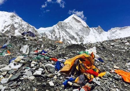 ネパール・エベレストのベースキャンプを襲った雪崩でなぎ倒されたテント＝２０１５年５月１日（仙波孝康さん提供＝共同）