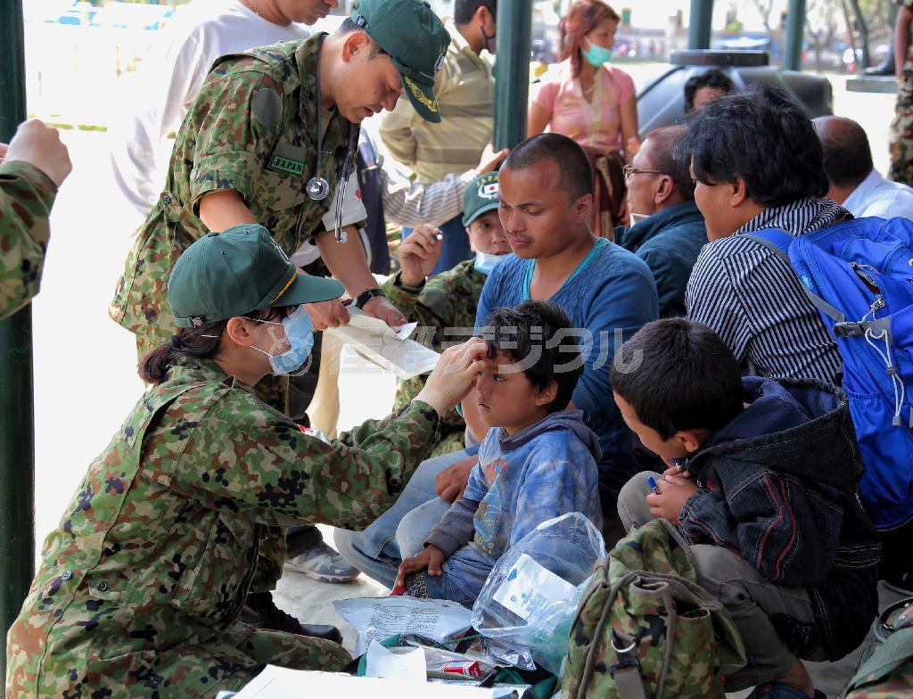 首都カトマンズ市内で、被災した子供らの治療を行う日本の自衛隊の医療援助隊＝２０１５年５月１日、ネパール（早坂洋祐撮影）