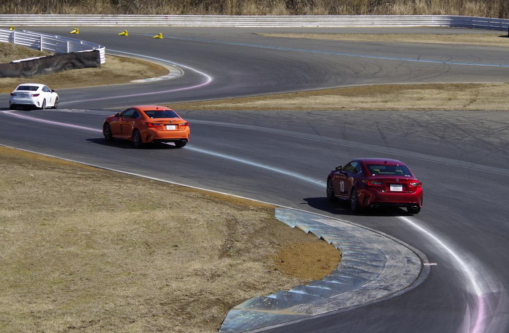 ショートサーキットを「ＲＣ」で走行する参加者たち