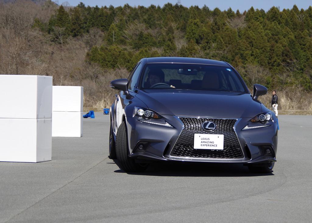 レクサス「ＩＳ」でレッスンを受ける筆者