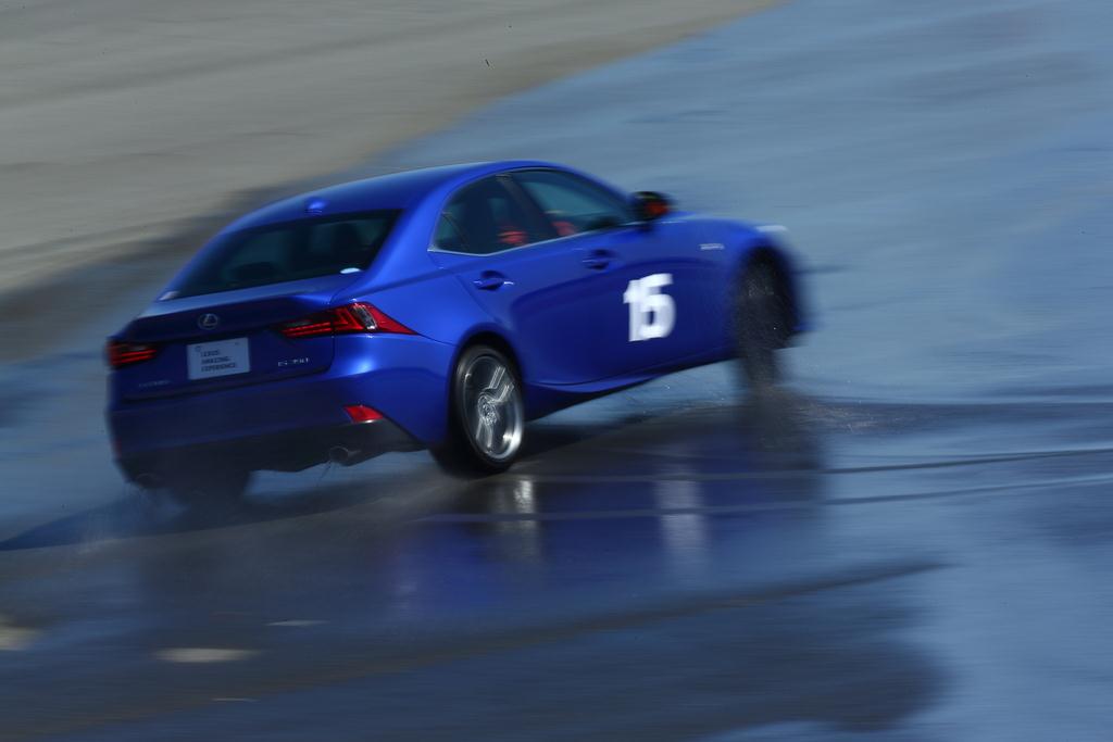 濡れた路面でドリフトに挑む参加者