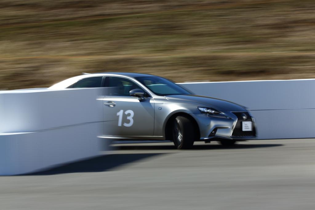 レクサス「ＩＳ」でコーナーを攻める参加者