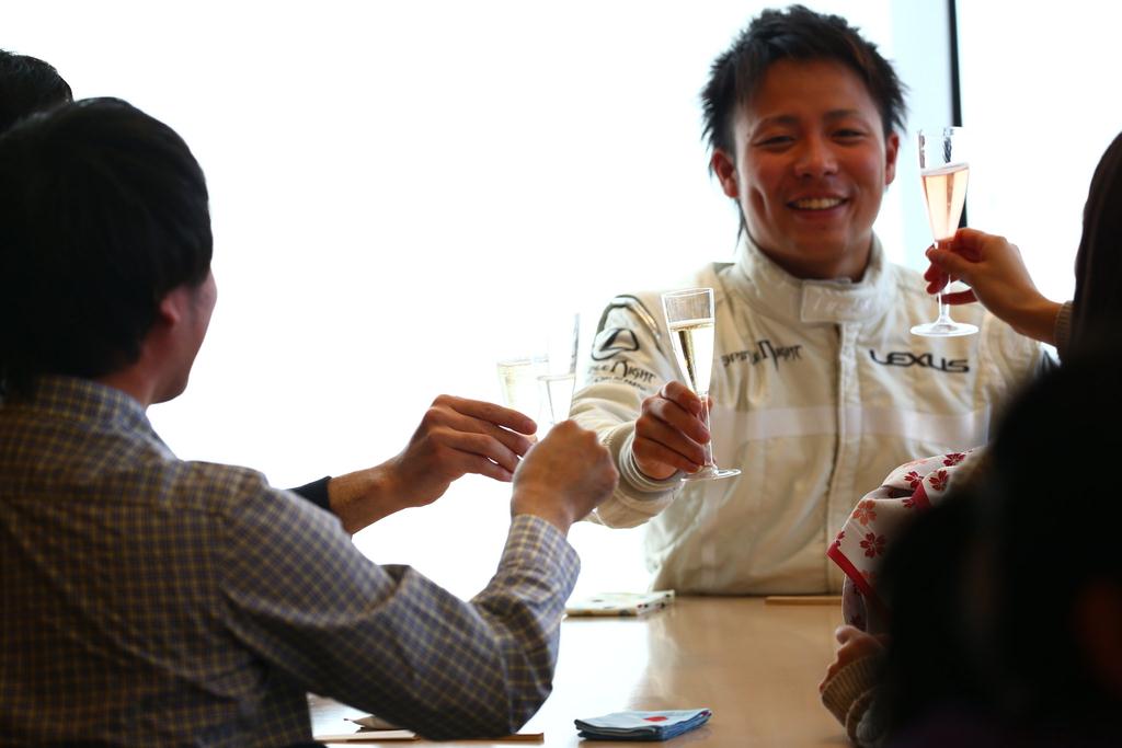 レッスン終了後のランチで参加者と乾杯する勝田貴元選手（※飲み物はノンアルコール）
