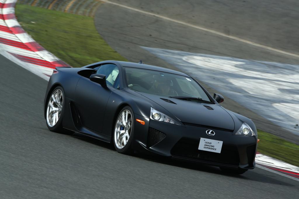 ツヤ消ししたブラックの「ＬＦＡ」