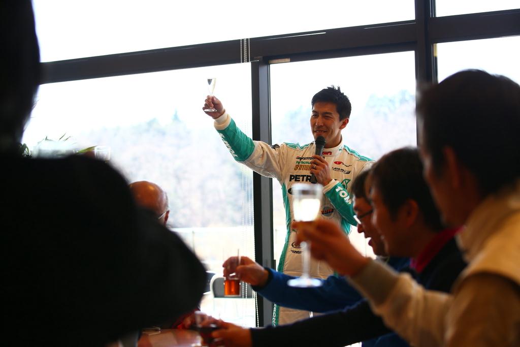 イベント後のランチで乾杯の音頭をとる伊藤大輔選手（※飲み物はノンアルコール）