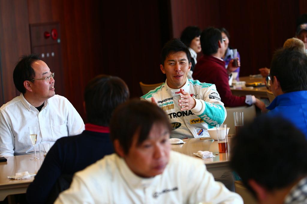 参加者と会話を楽しむ伊藤大輔選手。手前は新田守男選手