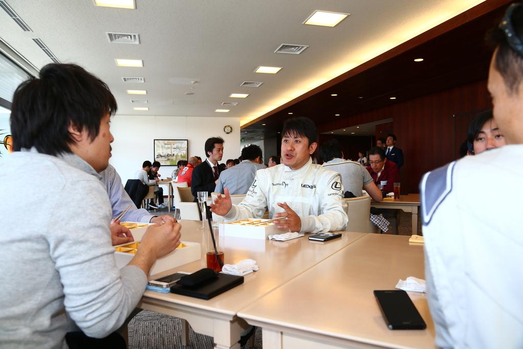 レッスン終了後に「富士レクサスカレッジ」に戻り、参加者とインストラクターが一緒にランチ