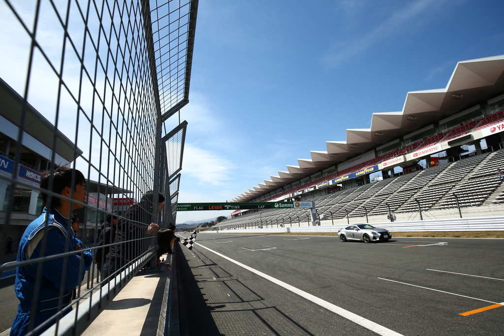 ピットウォールからクルマを眺める参加者