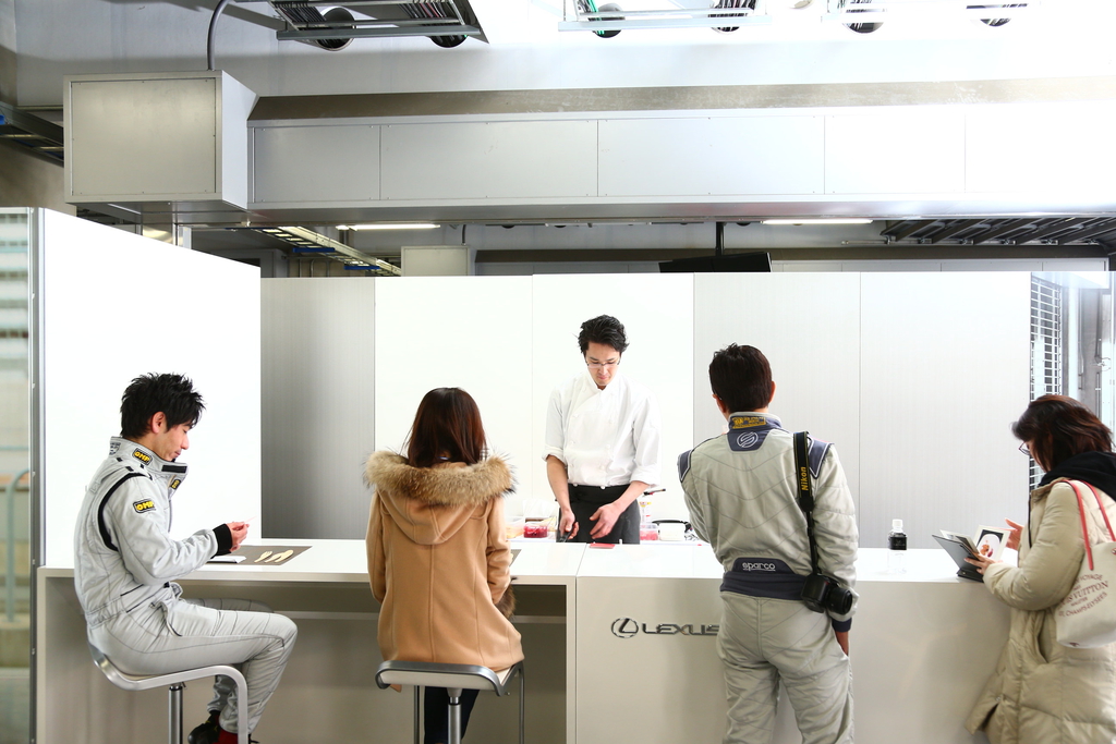 スイーツを振舞う「アトリエコータ」の人気パティシエ、吉岡浩太氏