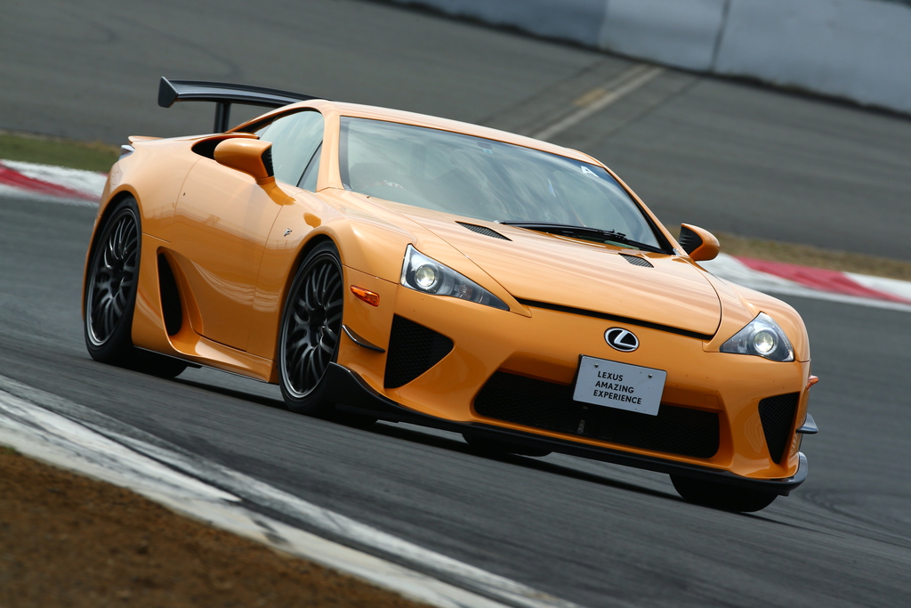 レクサスの「ＬＦＡ」を操縦する参加者