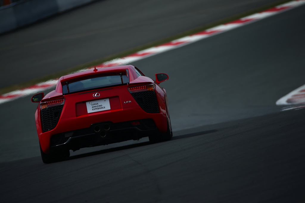 サーキットを疾走する赤の「ＬＦＡ」